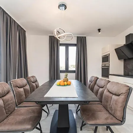 Angelo 2020 With Sauna, Gym, Heated Pool *