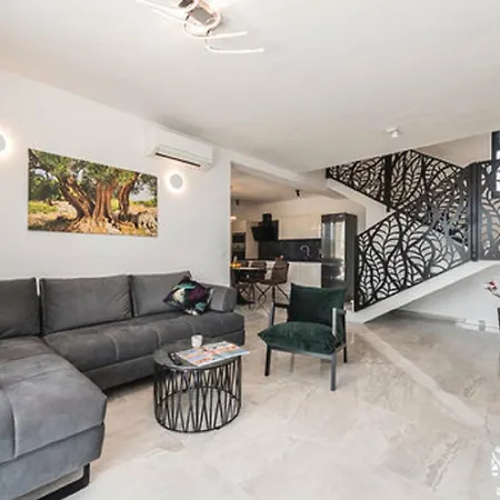 Villa Angelo 2020 With Sauna, Gym, Heated Pool *