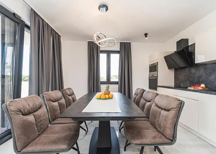 Angelo 2020 With Sauna, Gym, Heated Pool *